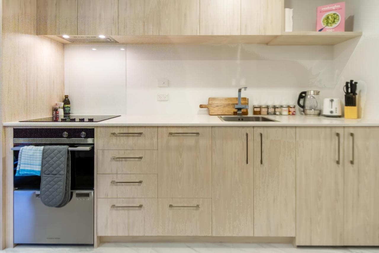 Modern City Living By Latimer Square, Cathedral Apartment Крайстчърч Екстериор снимка